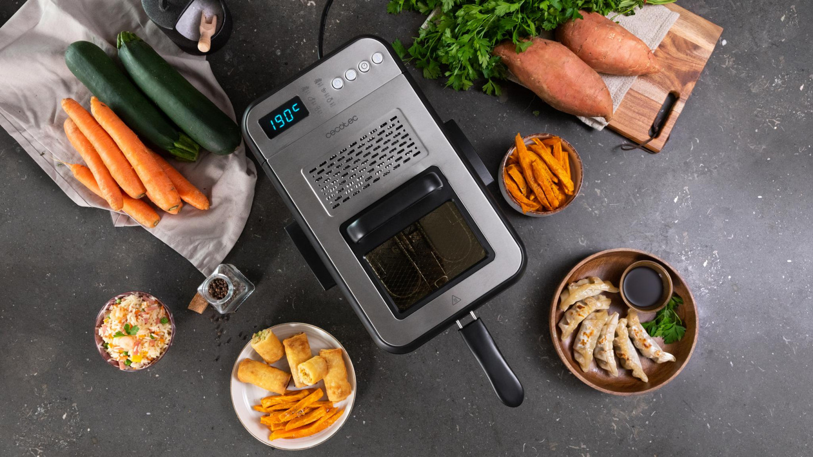 La cesta de freír cuenta con mango de tacto frío para poder controlar el proceso de fritura sin riesgo de quemaduras y cuenta con protección contra sobrecalentamiento e indicador luminoso y de alcance de temperatura.