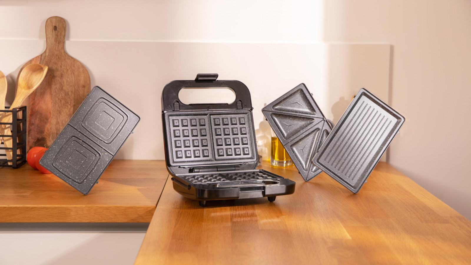 Sandwichera 4 en 1 que incluye 3 placas desmontables e intercambiables: sándwiches partidos y cuadrados, gofres y grill para cocinar todo tipo de alimentos.