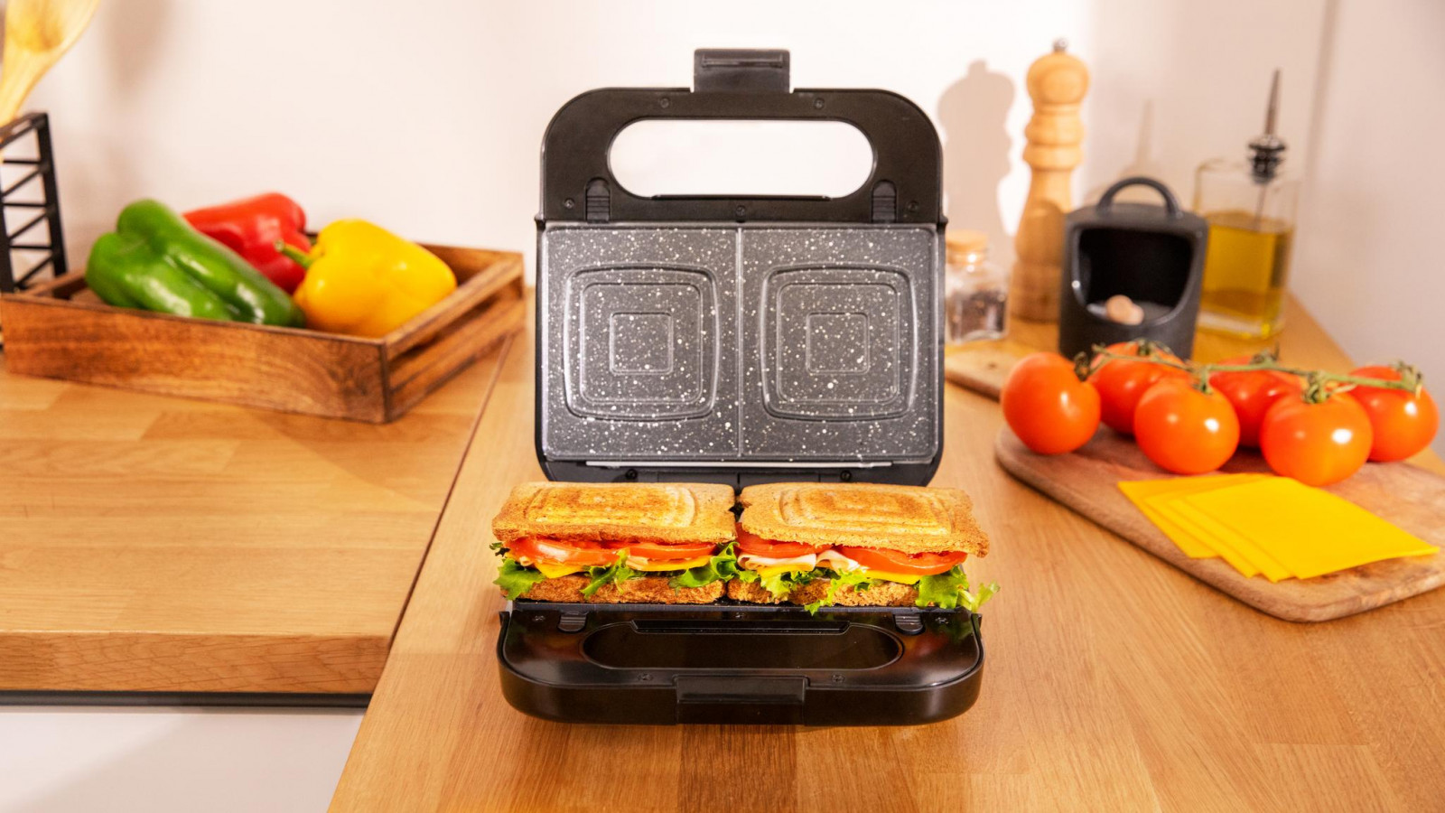 Dispone de una gran potencia de 1000 W para preparar desde sándwiches y gofres hasta filetes, hamburguesas o rebanadas de pan.