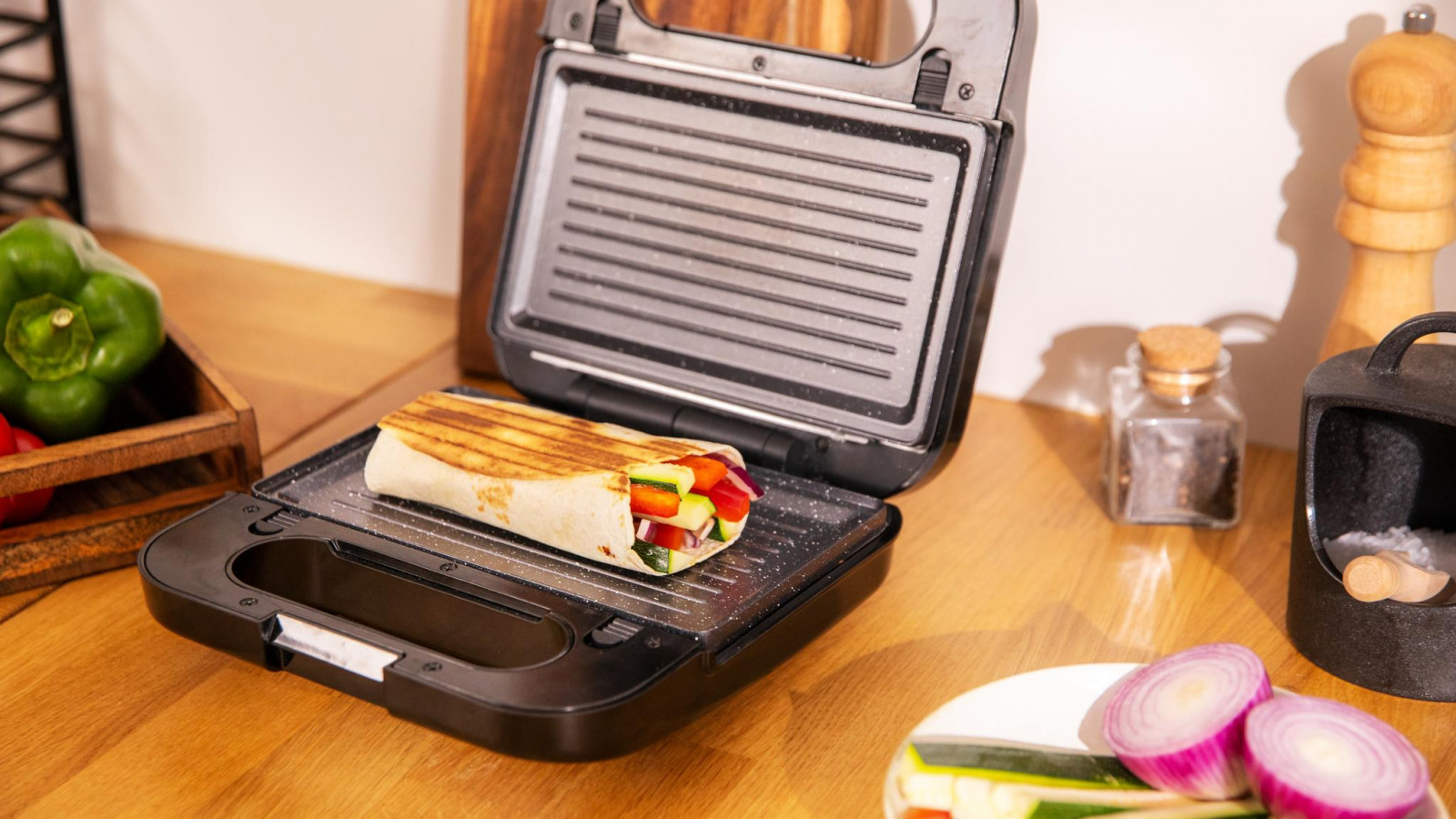 Ambas placas emiten un calor uniforme para que los alimentos se cocinen homogéneamente por las dos partes.