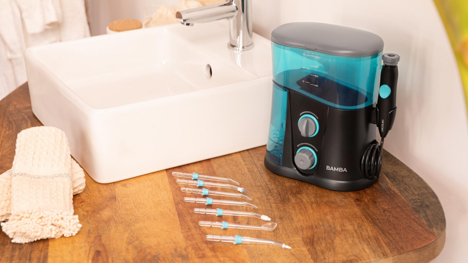Incluye 7 boquillas intercambiables: 3 cla?sicas, 1 para placa, 1 de ortodoncia, 1 periodontal y 1 limpiador de lengua, logrando tener todos los accesorios necesarios para una limpieza bucal potente en un solo producto