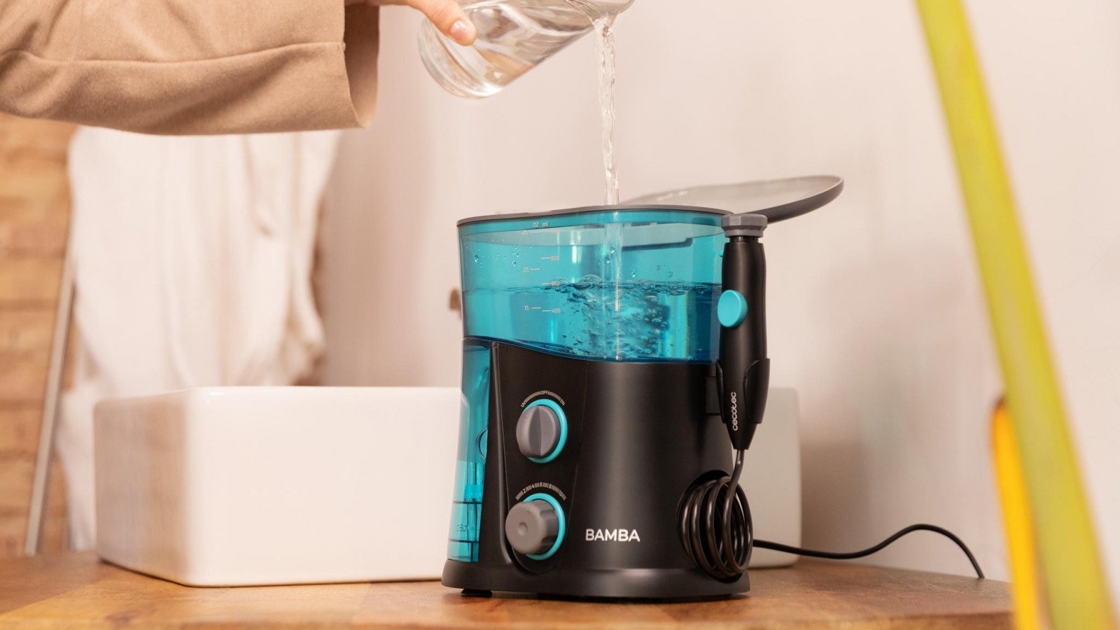 Los modos más intensos generan hasta 1250-1700 pulsos por minuto para una limpieza en profundidad, adaptada a todo tipo de necesidades Dispone de una gran capacidad de depósito de 1000 ml, siendo muy sencillo de desmontar, rellenar y limpiar para un nuevo uso
