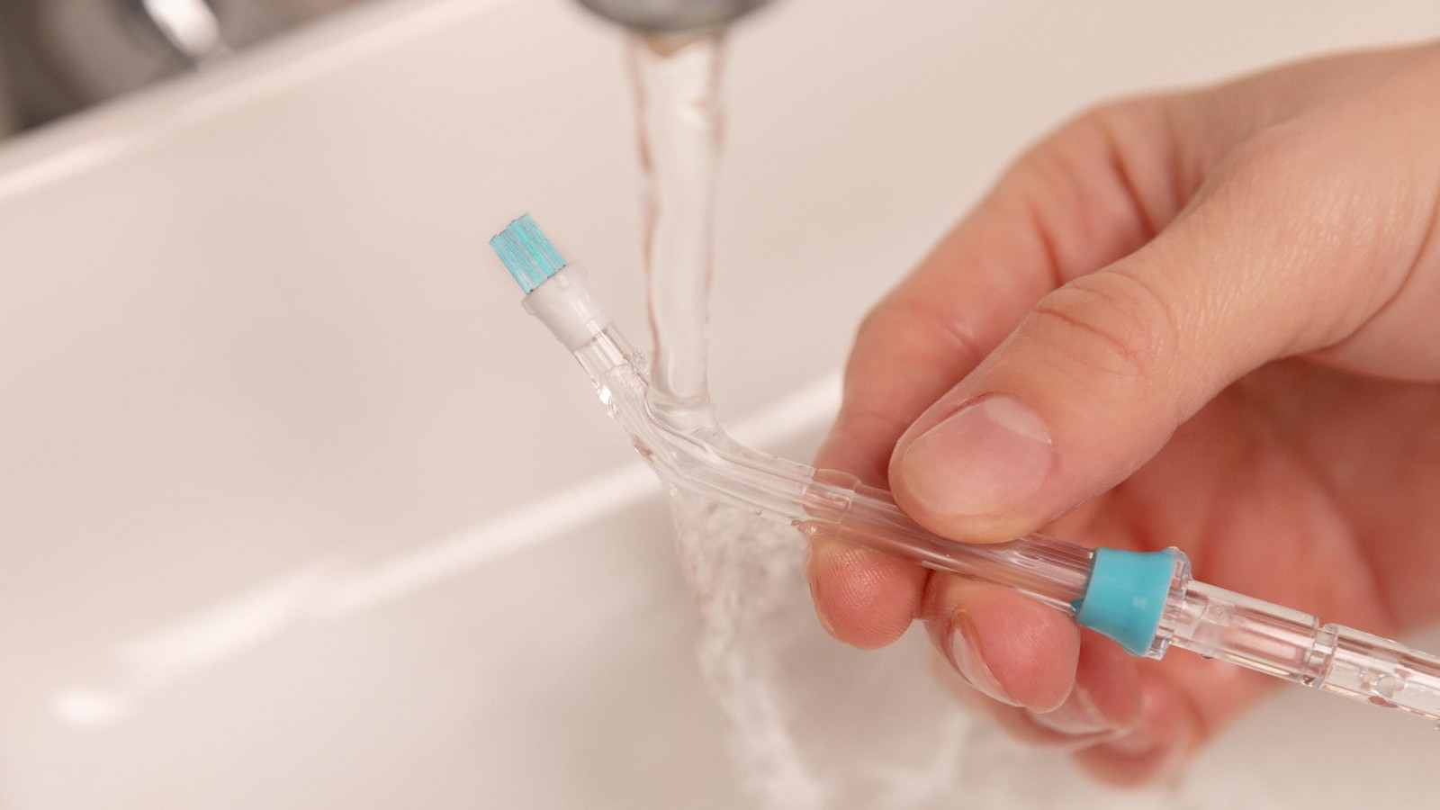Cuenta con hasta 10 ajustes de presión, desde 30 hasta 125 psi, asegurando una profunda limpieza sin dañar el esmalte natural de cada dentadura y siendo fácil de encontrar la presión del agua más cómoda para cada momento; boquillas lavables bajo el grifo, ayudando a su mantenimiento y conservacio?n