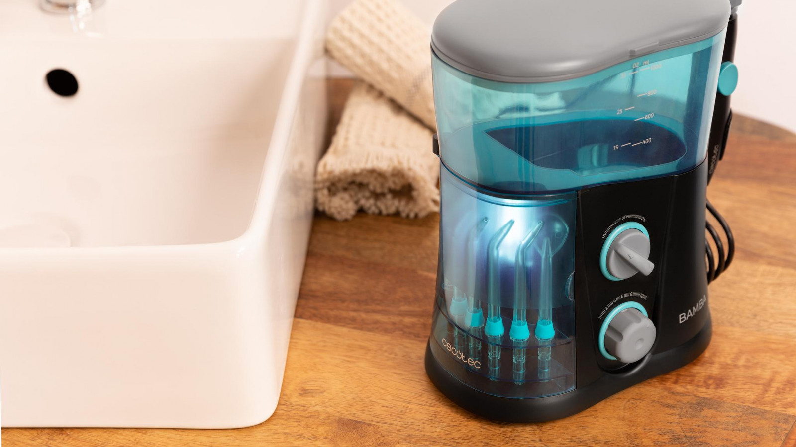 Dispone de un espacio especial para guardar sus 7 boquillas y poder desinfectarlas con la luz UV integrada; diseño compacto, pudiéndose almacenar en cualquier sitio del baño, siempre a mano para su uso