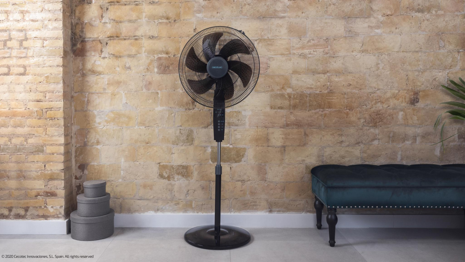 Incluye mando a distancia lo que permite controlar todas sus funciones cómodamente sin tener que acercarse físicamente al ventilador.