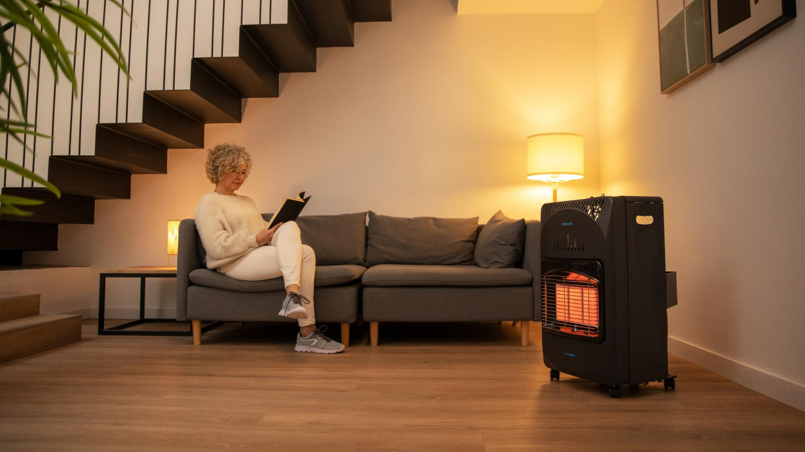 Estufa de gas con una potencía máxima de 4,2 kw, con 4 ruedas multidireccionales para poder transportarla con fácilidad.