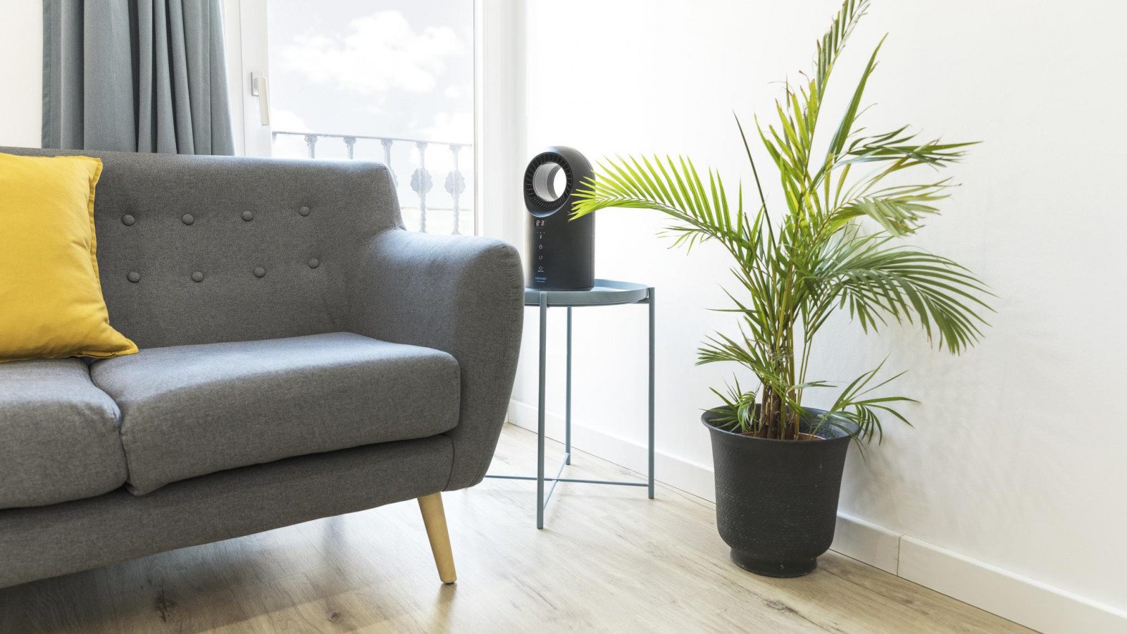 El calefactor cuenta con una gran potencia de 1500 W con los que calentar rápidamente la estancia en la cual sea ubicado. Cuenta con 3 modos de funcionamiento: modo Ventilador, modo Low (reduce el consumo a 750 W) y modo High (consumo máximo de 1500 W).