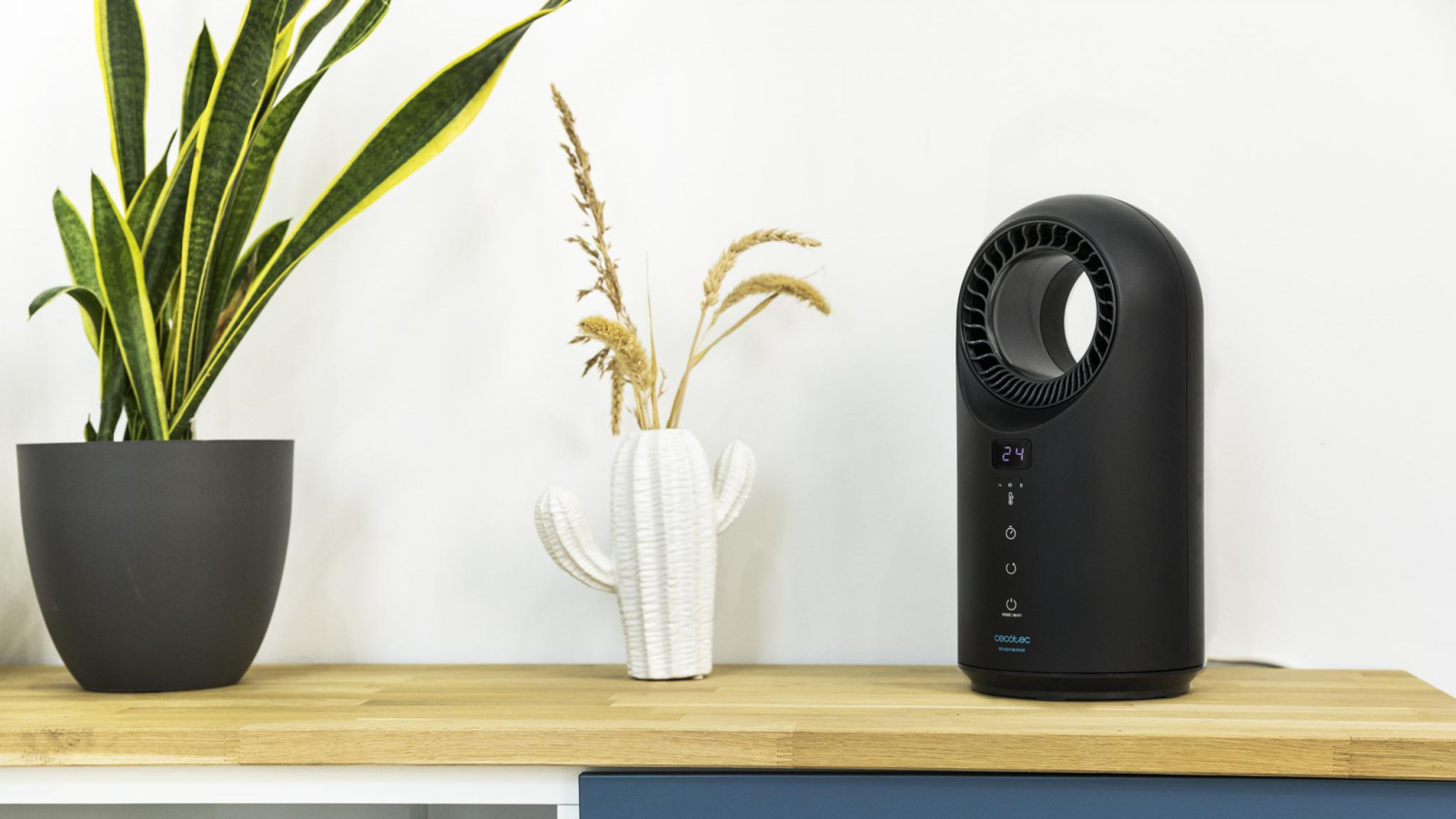Su tecnología Bladeless aporta al calefactor una gran distribución del calor y seguridad en dicho proceso, además de ser más silencioso y fácilmente lavable. Seguridad total gracias a su triple sistema de seguridad: autoapagado en caso de vuelco, protección contra sobrecalentamiento y sin aspas, ideal para niños.