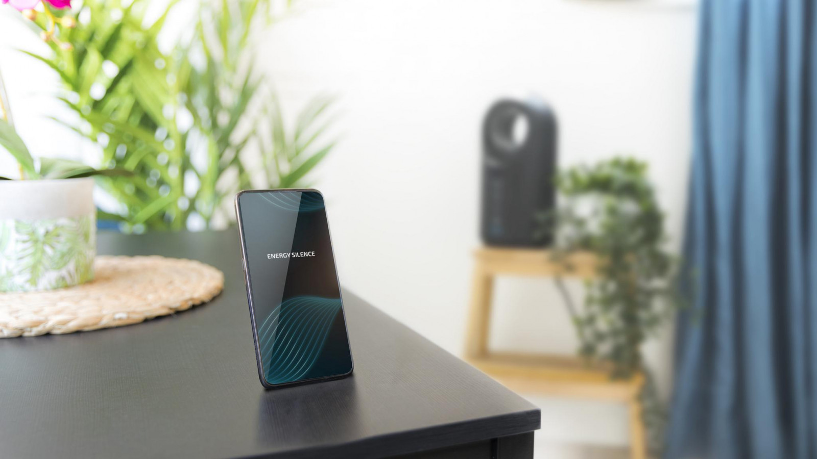 Cómodo control gracias a su conectividad wifi que permite controlar el calefactor desde nuestro smartphone. También dispone de mando a distancia y panel táctil.