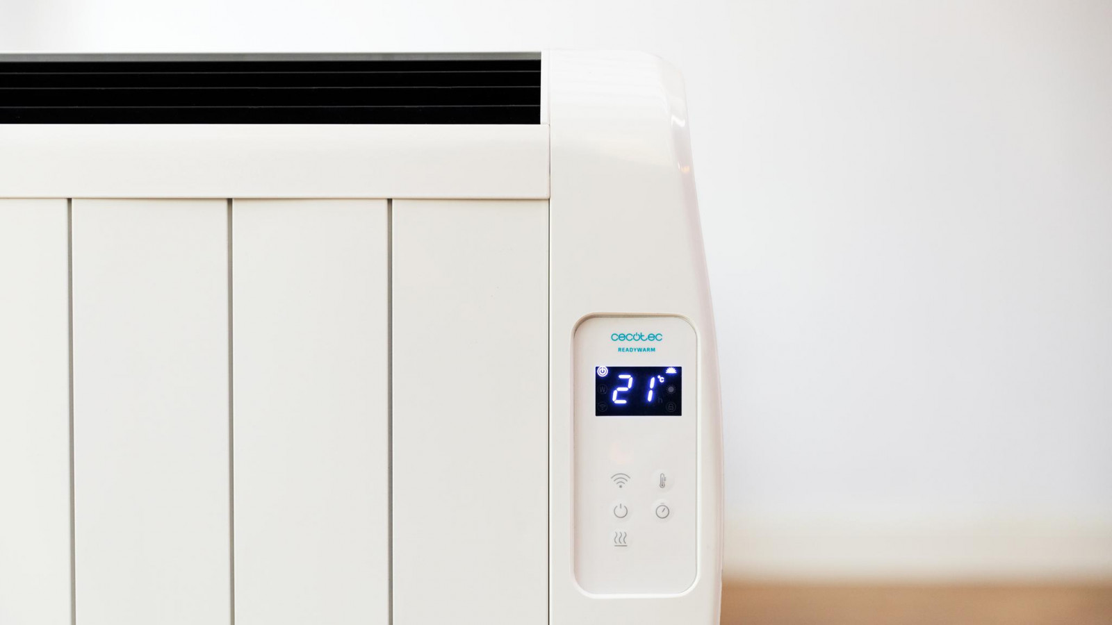 Cuenta con un temporizador programable, gracias al cual se puede establecer la hora y el tiempo concreto que se desea que funcione el emisor. Gracias a su termostato, el emisor detecta la temperatura actual de la estancia y es posible seleccionar la temperatura deseada entre un rango de 5º a 40º.