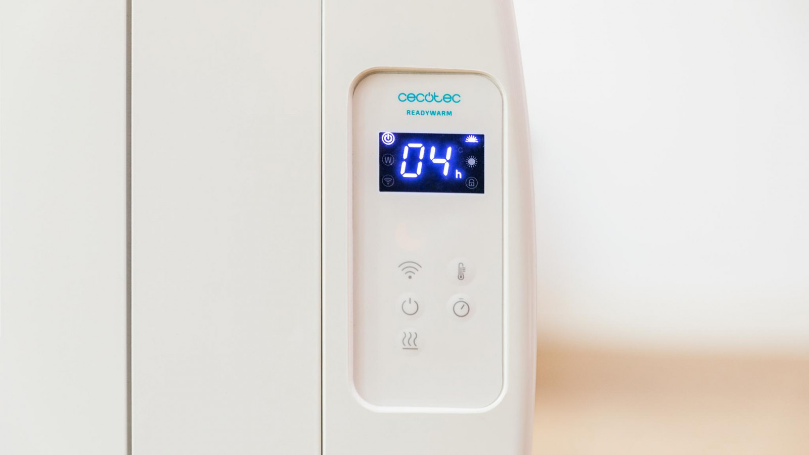 Máxima adaptabilidad ya que el emisor puede ser ubicado tanto en la pared de manera fija o gracias a sus patas, de manera portátil por todo el hogar. Posee 2 sistemas de seguridad, seguridad contra sobrecalentamiento (protege tu hogar) y seguro para niños (evita que estos cambien la configuración).