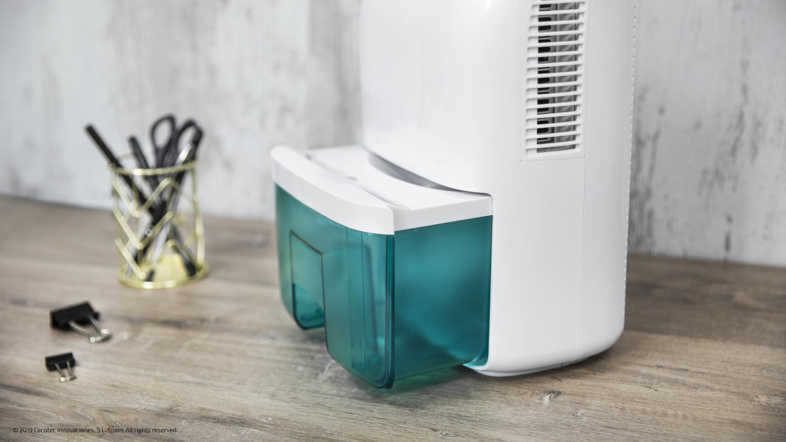 Depósito extraíble que facilita su vaciado y transparente que permite ver la cantidad de agua deshumidificada.