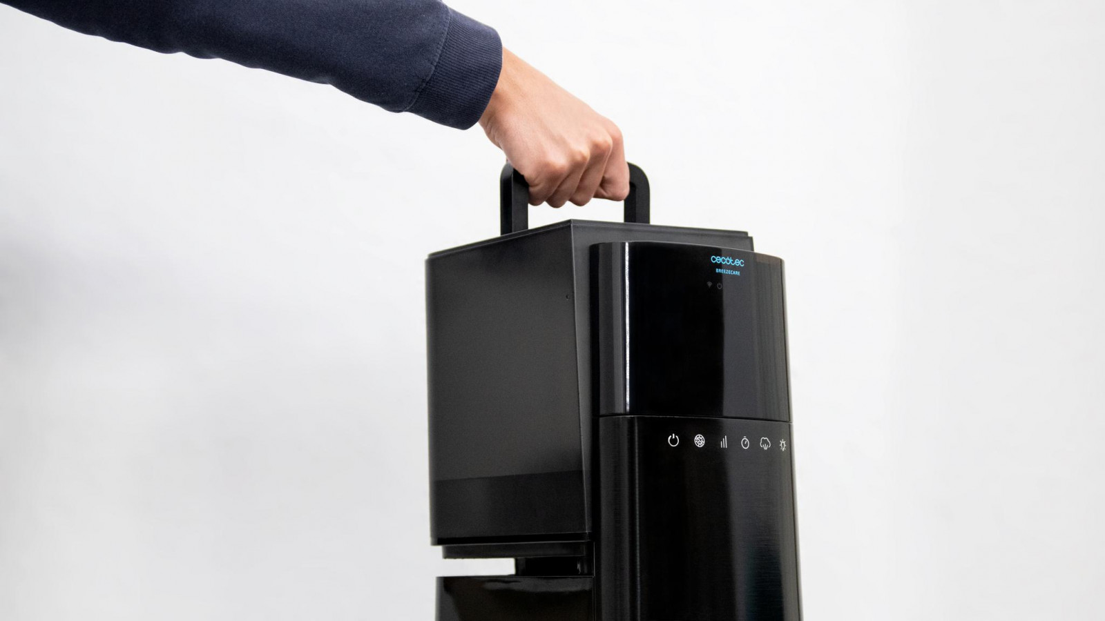 Control por Wi-Fi del humidificador que permite la configuración online de todas sus funciones a través del smartphone de manera sencilla y cómoda.