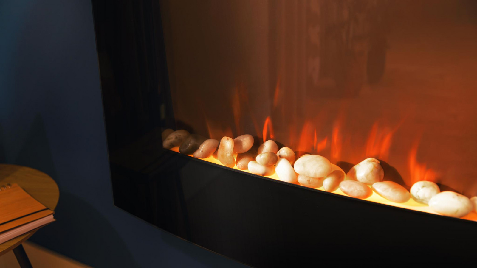 Programador semanal y diario que permite seleccionar los tramos horarios y los días de funcionamiento de la chimenea.