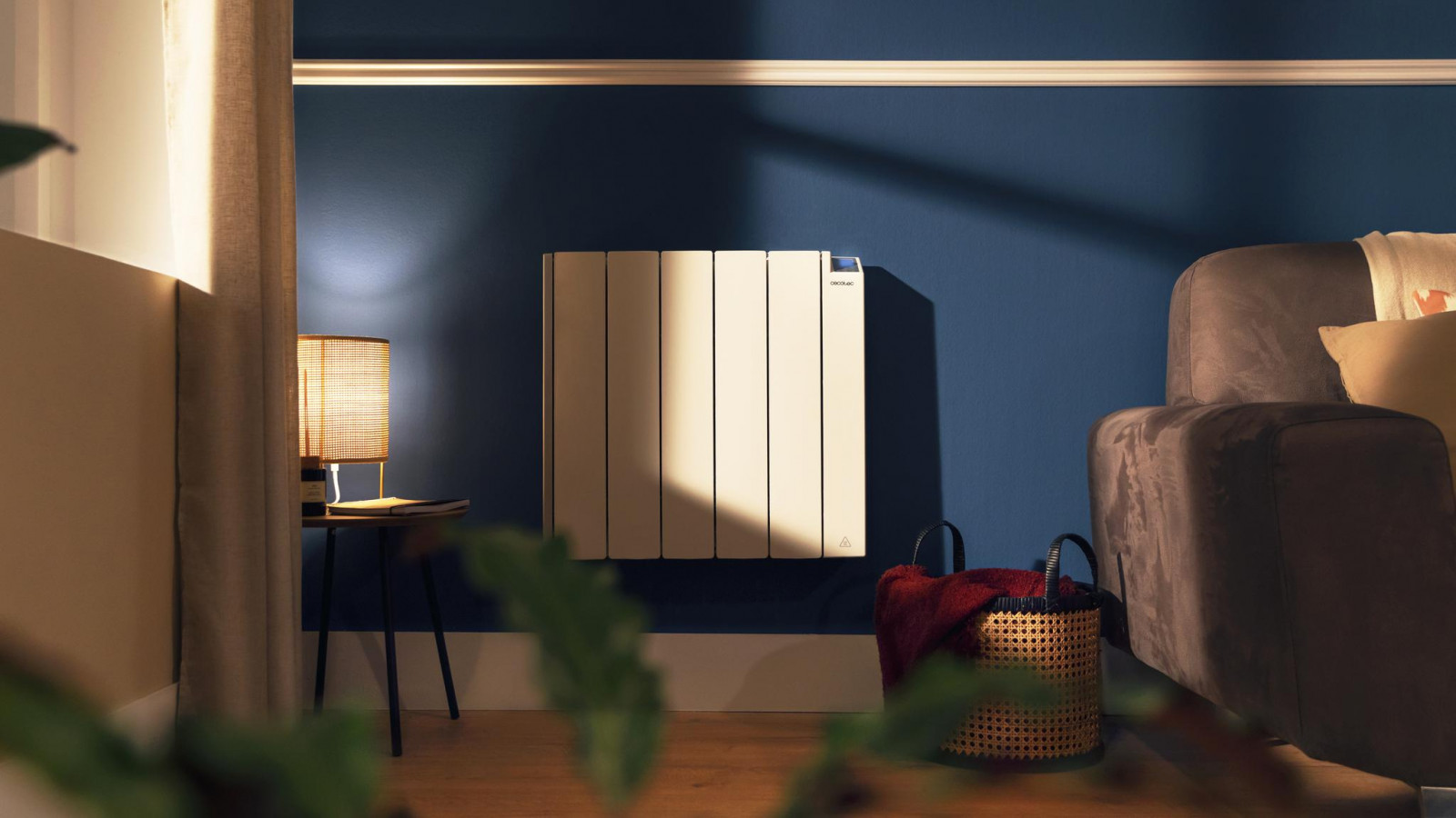 Gracias a su Ceramic Technology, el emisor térmico retiene la temperatura y continúa irradiando calor hasta un tiempo después de ser apagado, lo que permite un ahorro económico y medioambiental. Cuenta con 4 modos de funcionamiento para adaptarse a las necesidades de cada momento, modo Confort, modo Eco, modo Antihelada y modo Ventana abierta.