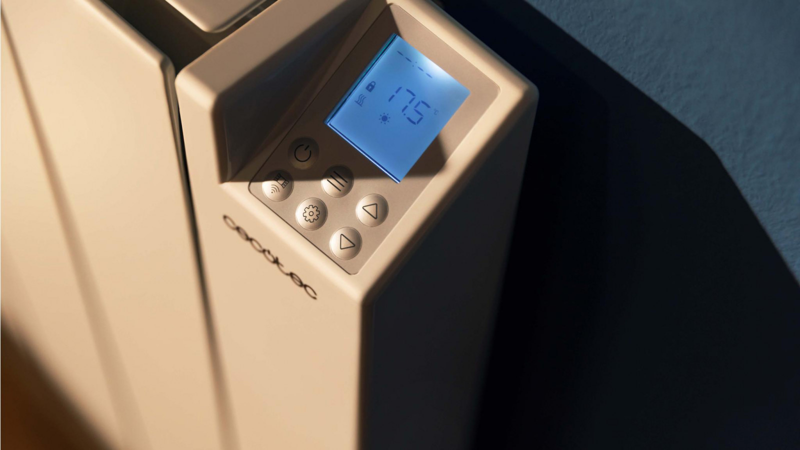 Cuenta con un temporizador programable 24/7, gracias al cual se puede establecer la hora, el día de la semana y el tiempo concreto de funcionamiento deseado. Permite seleccionar la temperatura deseada en la estancia desde 5 ºC hasta 35 ºC para disfrutar de la temperatura ideal en cada momento y situación.