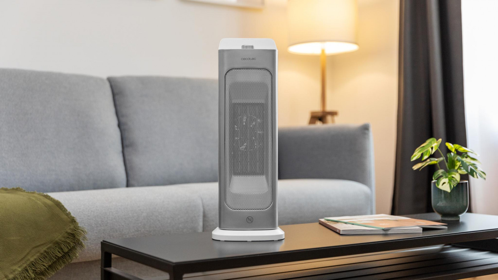 Calefactor cerámico con 2000 W de potencia que gracias a su Ceramic Technology es capaz de conseguir un ambiente más cálido en la estancia en la cual sea ubicado.