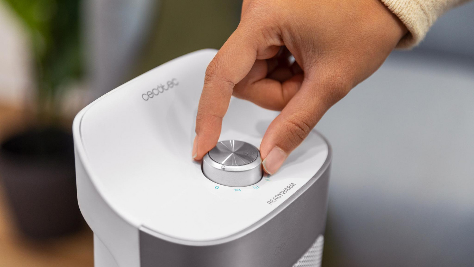 Gracias a su termostato regulable, cuenta con 3 modos de funcionamiento: modo Ventilador, modo Eco (1000 W) y modo Turbo (2000 W) que se adaptan a tus necesidades.