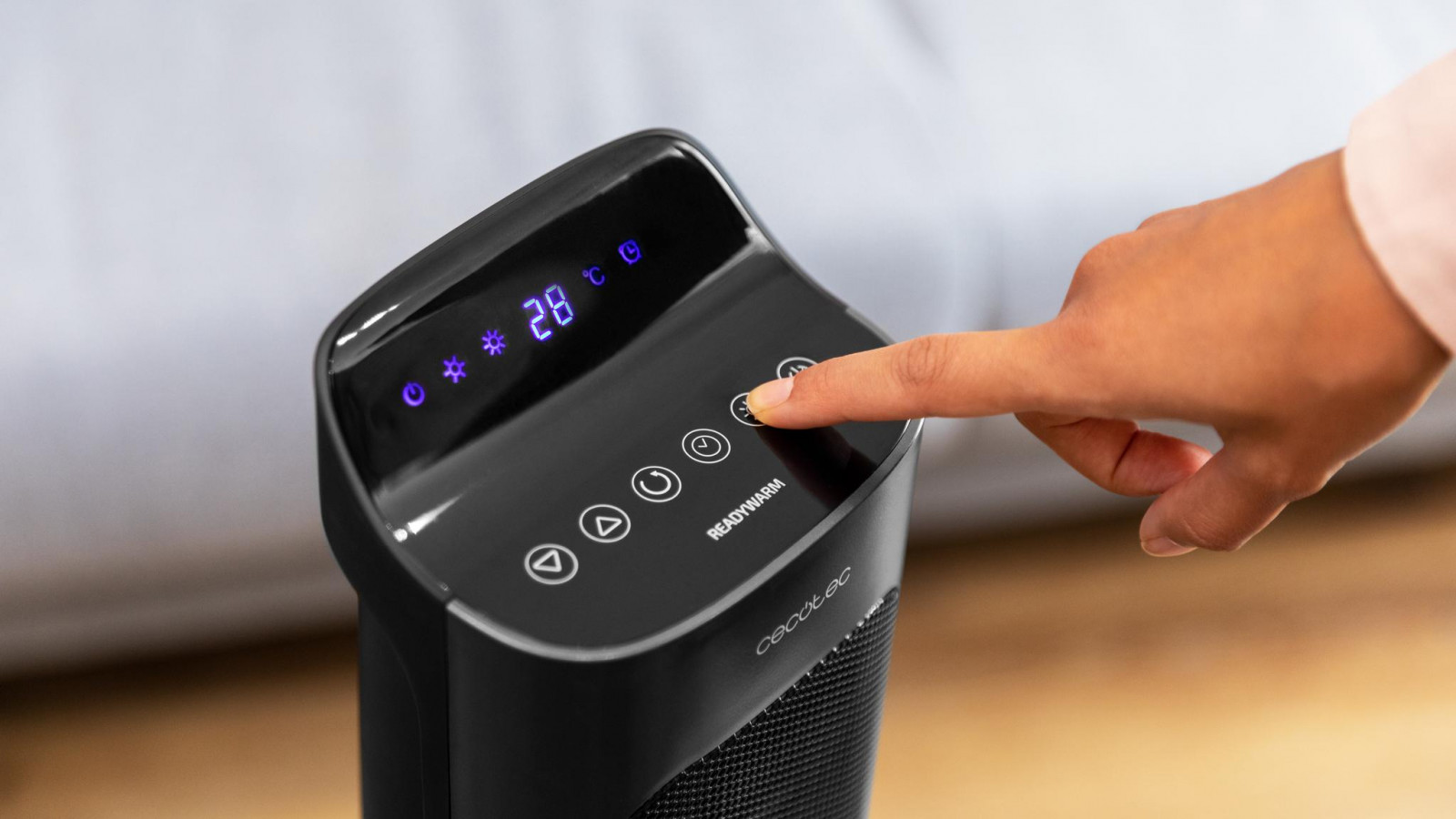 Gracias a su termostato, el calefactor detecta la temperatura actual de la estancia y es posible seleccionar la temperatura deseada entre un rango de 10ºC a 49ºC. Gracias a su motor DC, su funcionamiento es totalmente silencioso con tan solo 30 dB a máxima potencia permite utilizar el calefactor en momentos de tranquilidad como leer o ver la televisión.