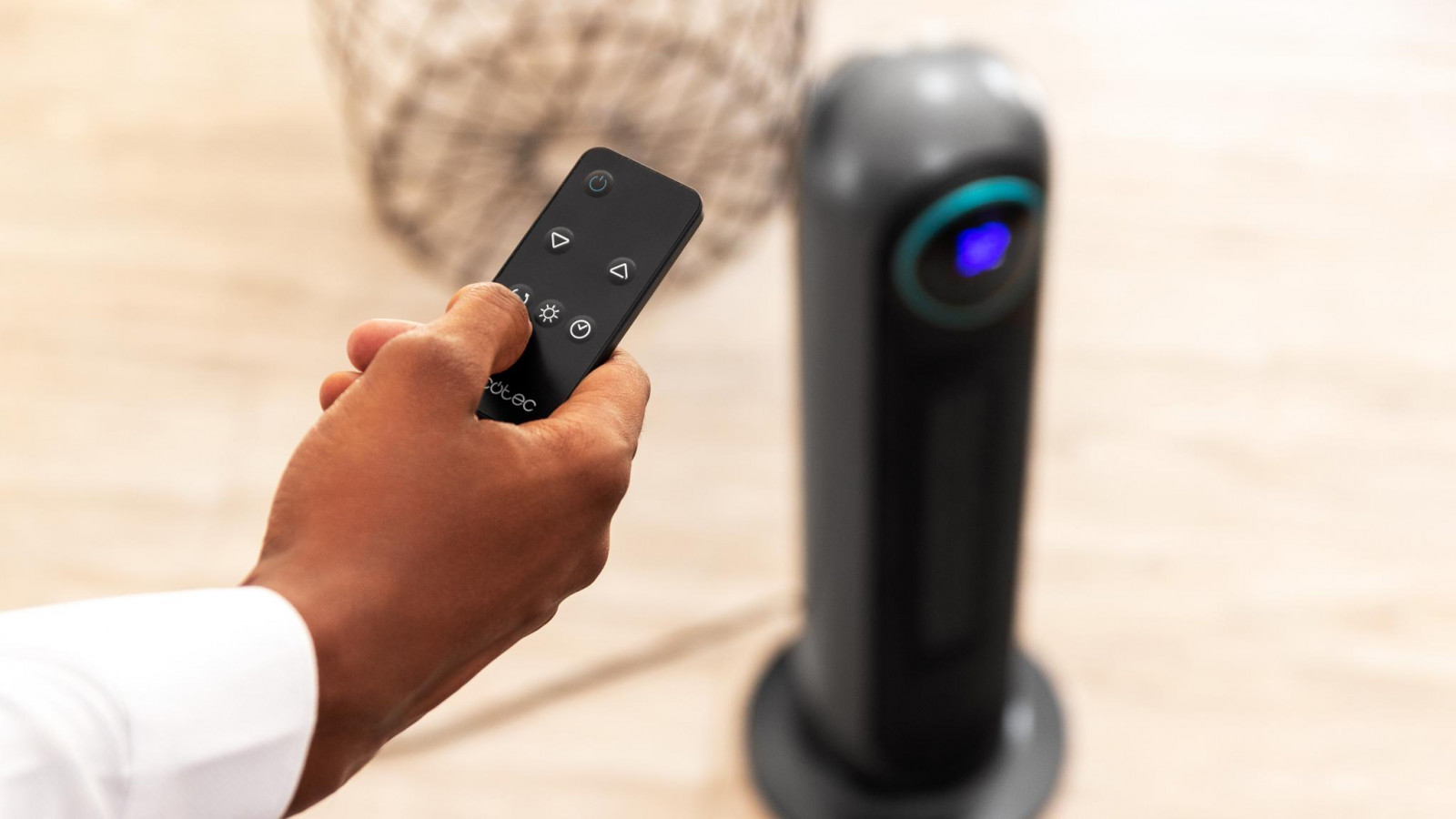 Gracias a su pantalla LED y su mando a distancia se podrá seleccionar el funcionamiento del calefactor de manera cómoda y sencilla. Su funcionamiento es totalmente silencioso con tan solo 30 dB a máxima potencia permite utilizar el calefactor en momentos de tranquilidad como leer o ver la televisión.
