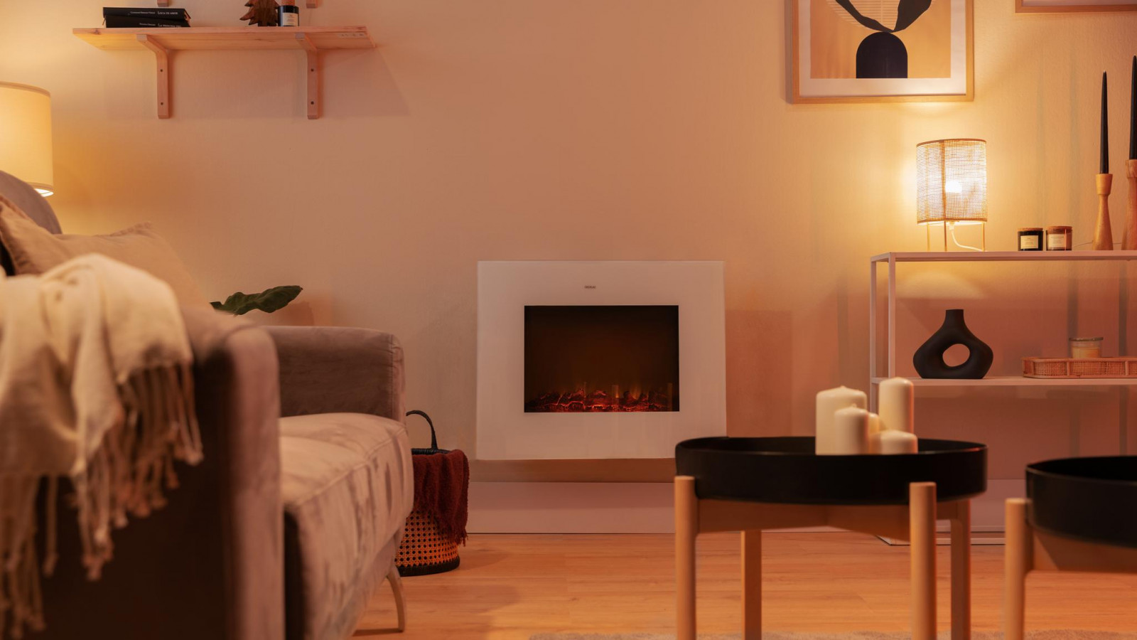 Su control por Wi-Fi mediante un smartphone y su App ?Cecotec? permiten seleccionar las distintas configuraciones de funcionamiento de la chimenea. Las llamas poseen 2 luces LED en su interior que además pueden ser reguladas en dos intensidades, una más potente y otra menos.