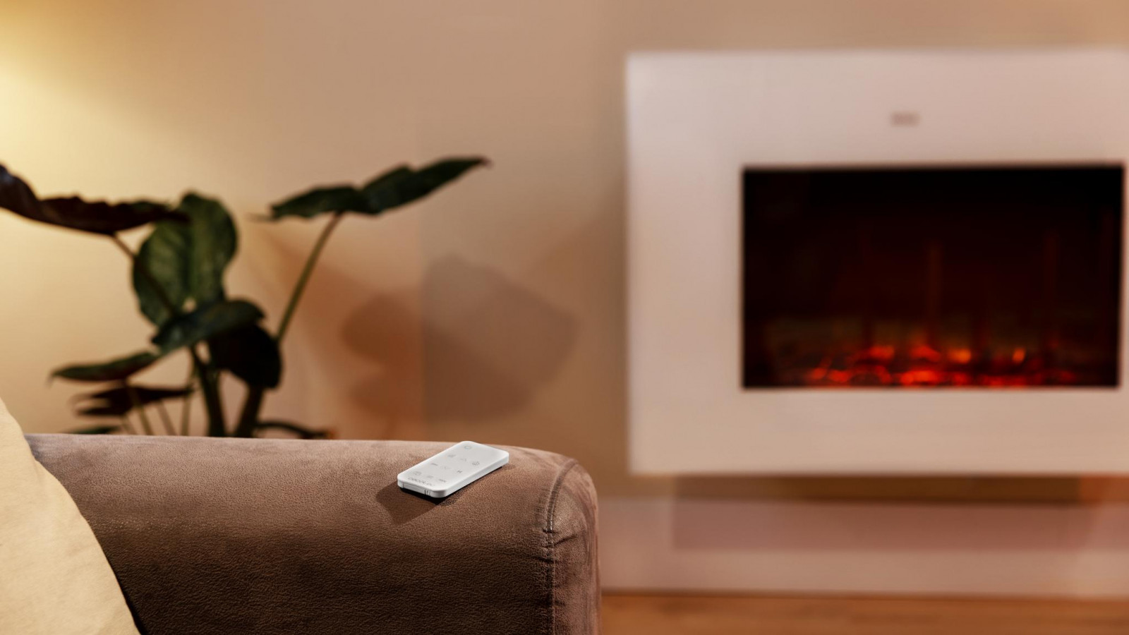 Programador semanal y diario que permite seleccionar los tramos horarios y los días de funcionamiento de la chimenea.