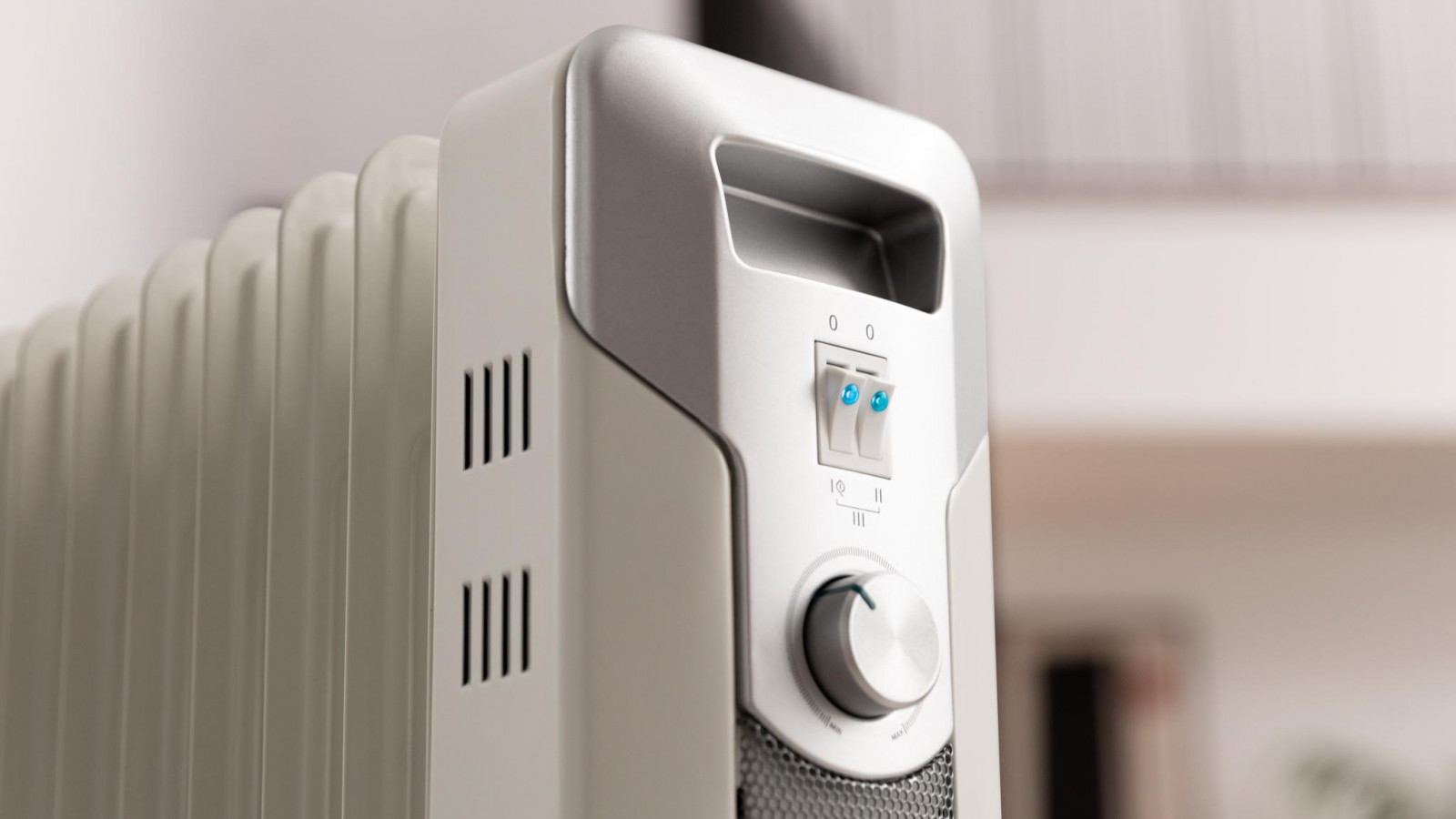 Termostato regulable con tres niveles de potencia para optimizar el consumo de energía: potencia mínima de 1000 W (Eco), media de 1500 W y máxima de 2000 W.