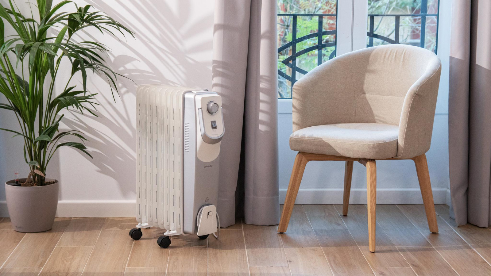 Gran potencia de 2000 W para calentar de forma rápida y eficiente la estancia en la cual sea ubicado. Gracias a su doble tecnología WarmSpace y tecnología 360º, el radiador es capaz de calentar estancias de hasta 22 m² de forma óptima y eficiente. El radiador desprende el calor de forma envolvente en 360º y se distribuye de forma homogénea por la estancia, lo que favorece que se mantenga durante más tiempo, logrando un calor más duradero y eficiente.