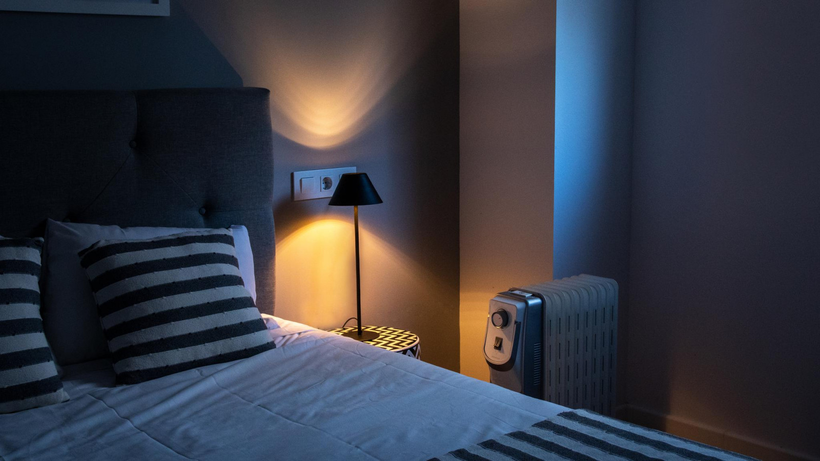 Termostato regulable con tres niveles de potencia para optimizar el consumo de energía: potencia mínima de 800 W (Eco), media de 1200 W y máxima de 2000 W.