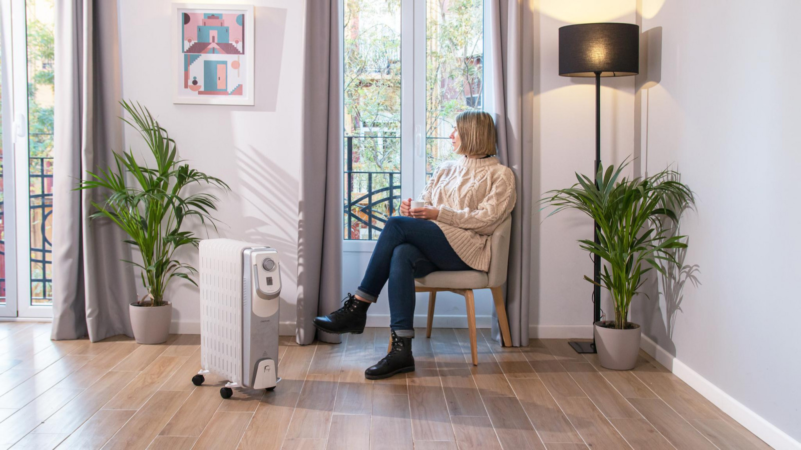 Radiador de aceite con 11 módulos de 150 x 580 mm ideal para habitaciones y salones de gran tamaño. Sistema EasyGo para un fácil transporte. Dispone de un mango ergonómico y ruedas multidireccionales que permiten desplazarlo fácilmente.