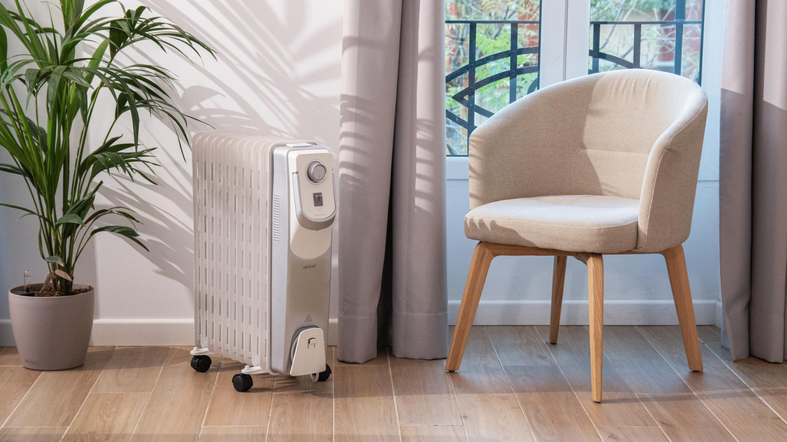 Gran potencia de 2500 W para calentar de forma rápida y eficiente la estancia en la cual sea ubicado. Cuenta con recogecables, lo cual es muy útil para enrollar y almacenar el cable ahorrando espacio.