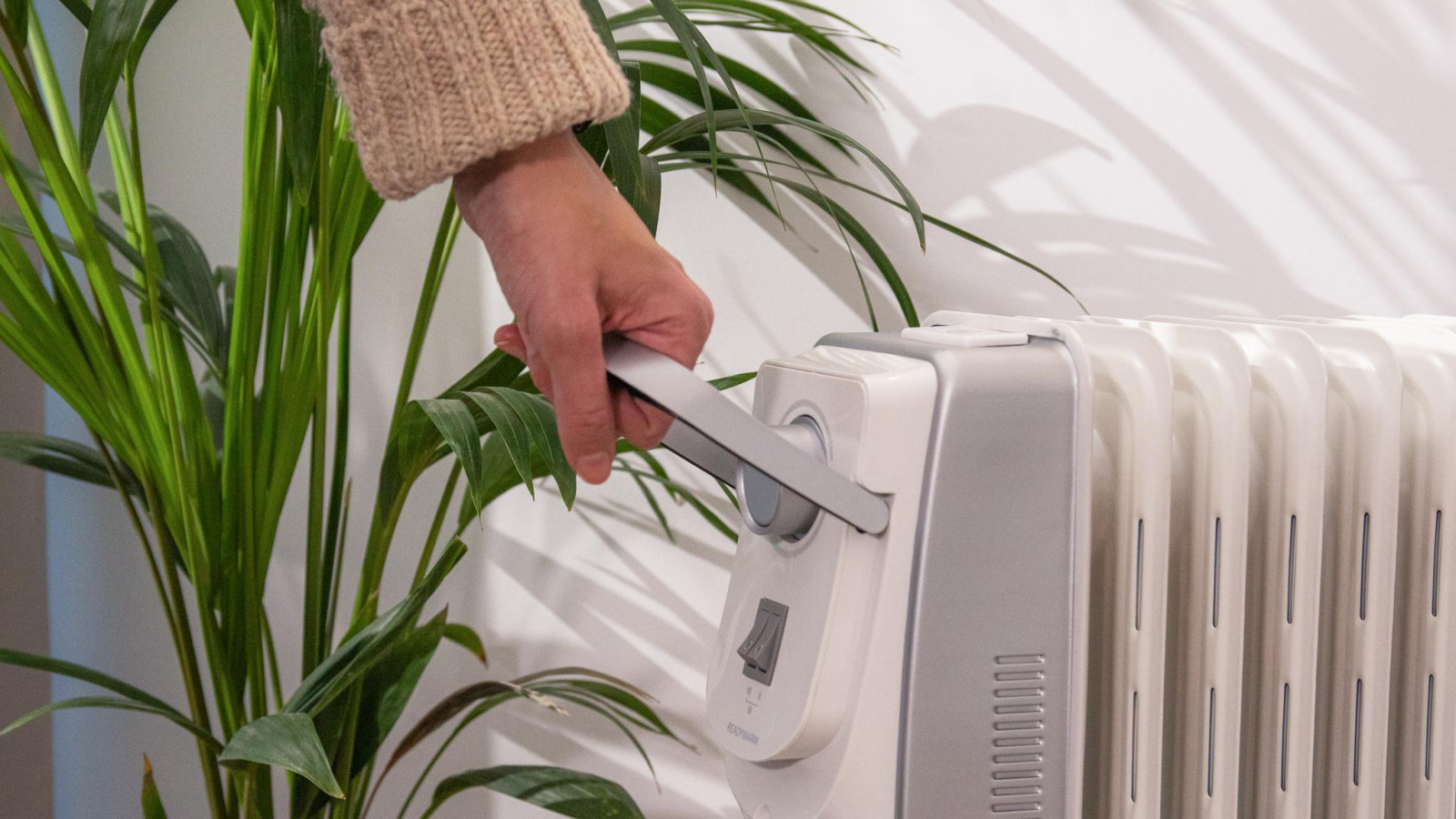 Termostato regulable con tres niveles de potencia para optimizar el consumo de energía: potencia mínima de 1000 W (Eco), media de 1500 W y máxima de 2500 W.