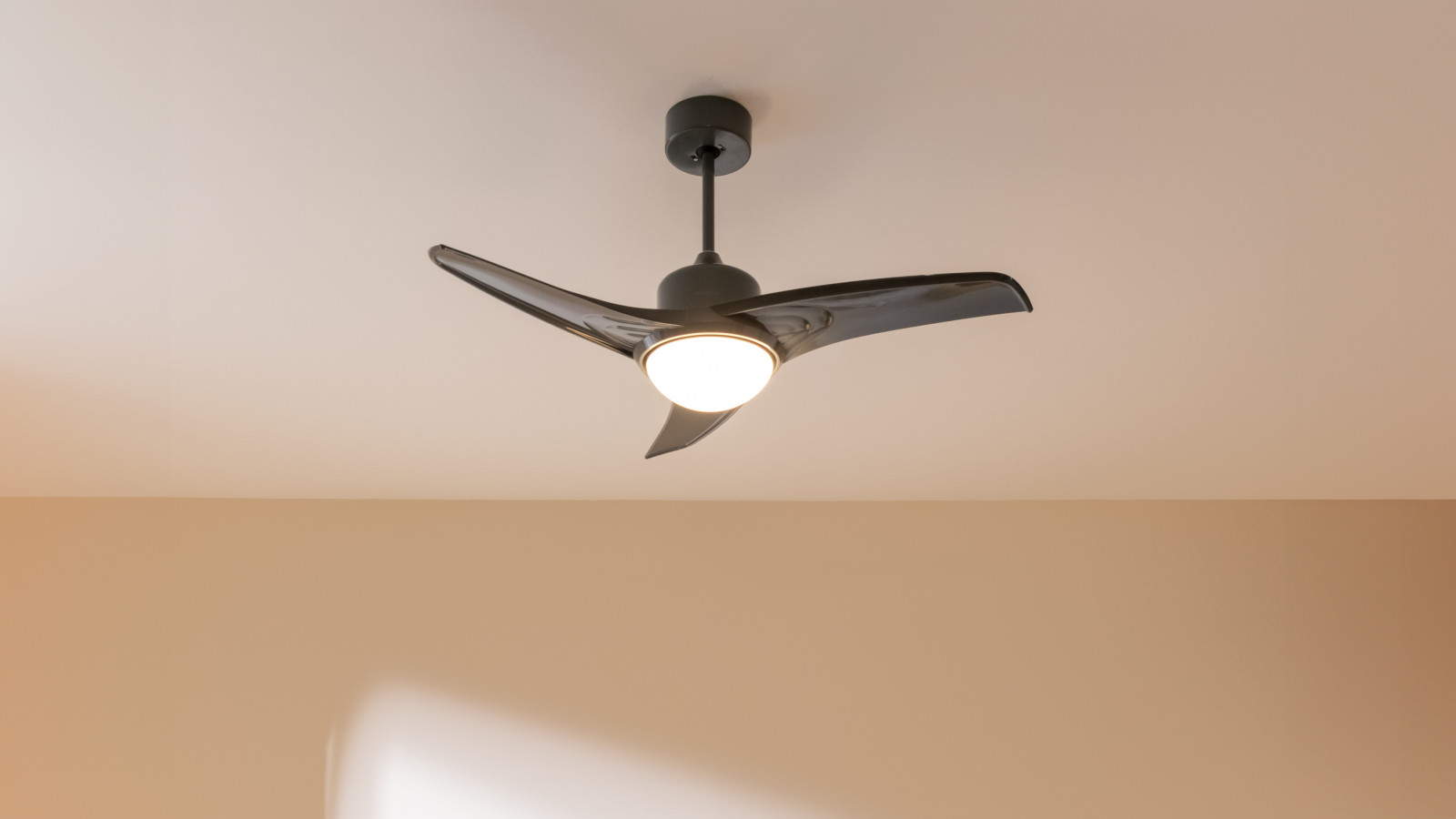 Gran potencia de 54 W, con motor de cobre de alto rendimiento que aumenta el caudal de aire y la sensación de frescor, con la máxima fiabilidad y durabilidad.