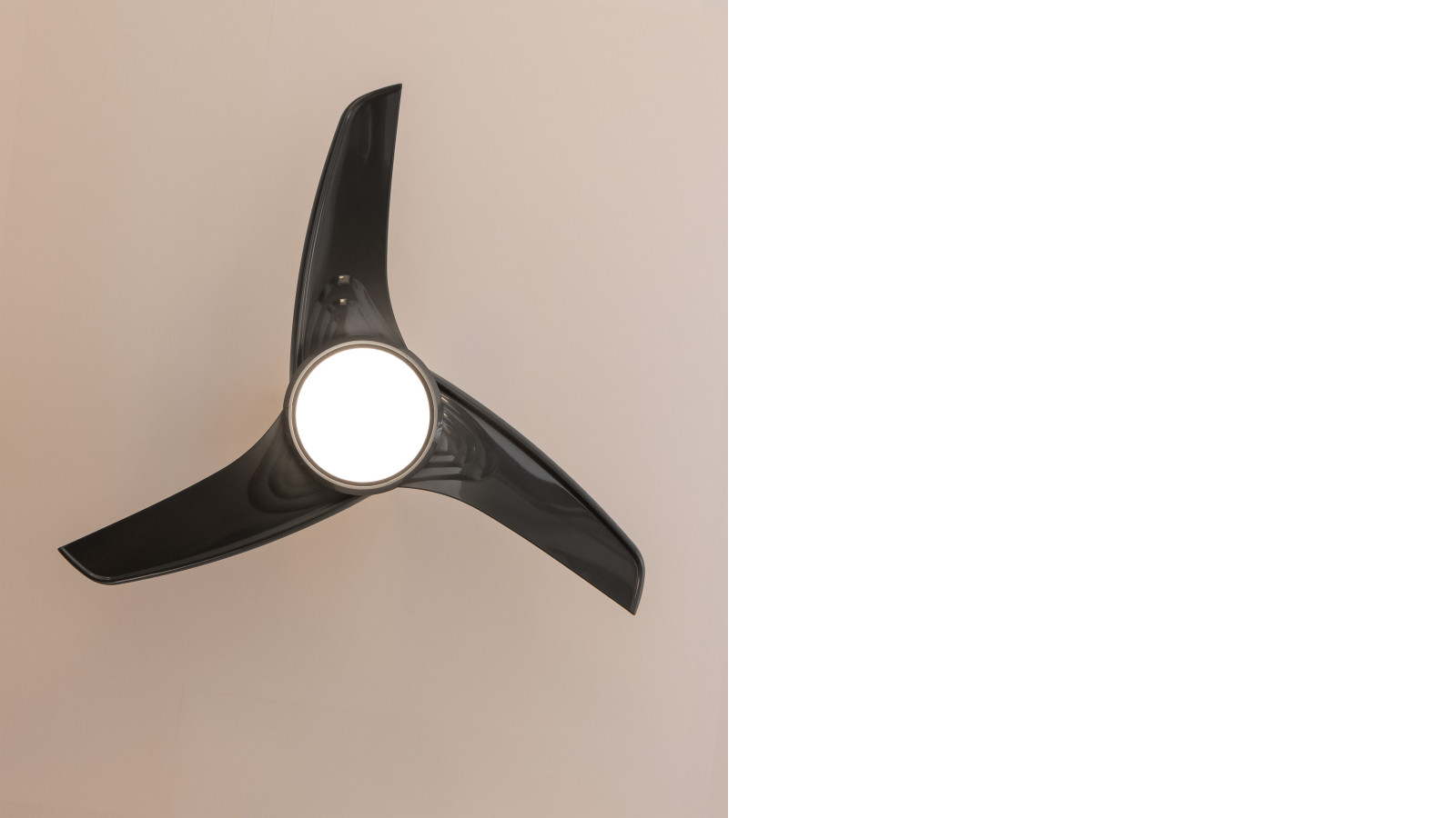 Cómodo y sencillo control gracias a su mando a distancia, desde el cual se puede seleccionar el funcionamiento del ventilador.