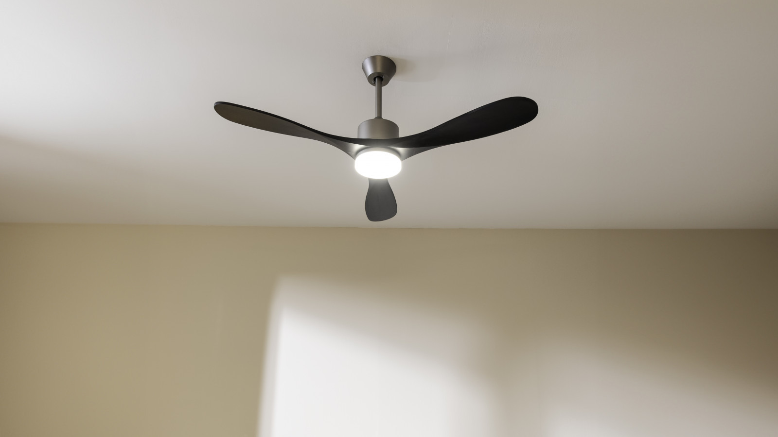 Gran potencia de 50 W, con motor de cobre de alto rendimiento que aumenta el caudal de aire y la sensación de frescor, con la máxima fiabilidad y durabilidad. Su motor DC de corriente directa mejora el funcionamiento del ventilador por lo que aumenta su eficiencia y genera un menor consumo eléctrico. Además, trabaja de manera silenciosa.