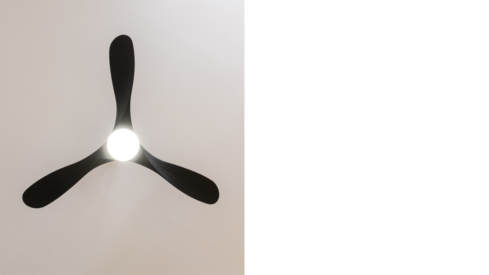 El ventilador integra una lámpara LED de 24 W que lo convierte en un práctico equipo híbrido. Consigue luz y un ambiente perfecto en tu hogar de la forma más eficaz y asequible. Selecciona entre sus 3 colores disponibles y regula la intensidad de la luz. Cómodo y sencillo control gracias al mando a distancia, desde el cual se puede seleccionar el funcionamiento del ventilador.