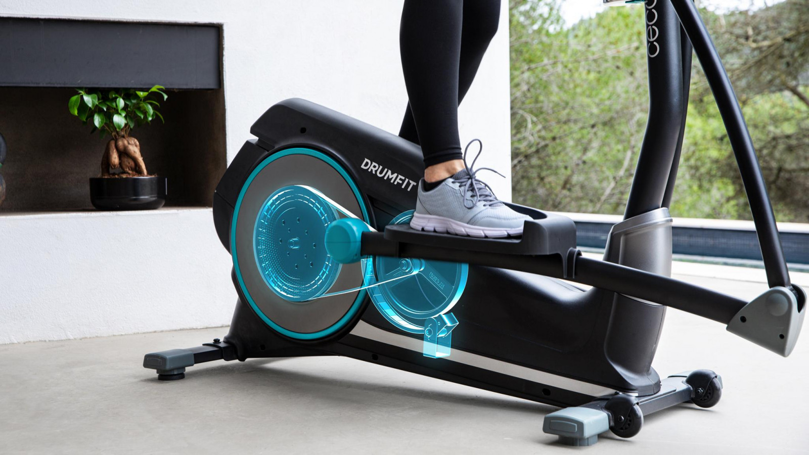 Sistema Silence Fit: proporciona un pedaleo silencioso que no perturba la paz de tu hogar. ComfortFit: posición ergonómica para tus entrenamientos de largo recorrido.