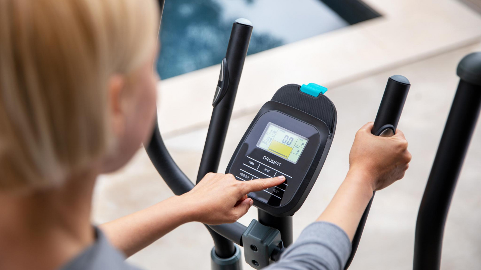 Monitor LCD que muestra: tiempo, velocidad, calorías consumidas, distancia total recorrida, pulsaciones, cadencia, rpm y programas. Programas de entrenamiento predefinidos para adecuar el entrenamiento a tus requerimientos.