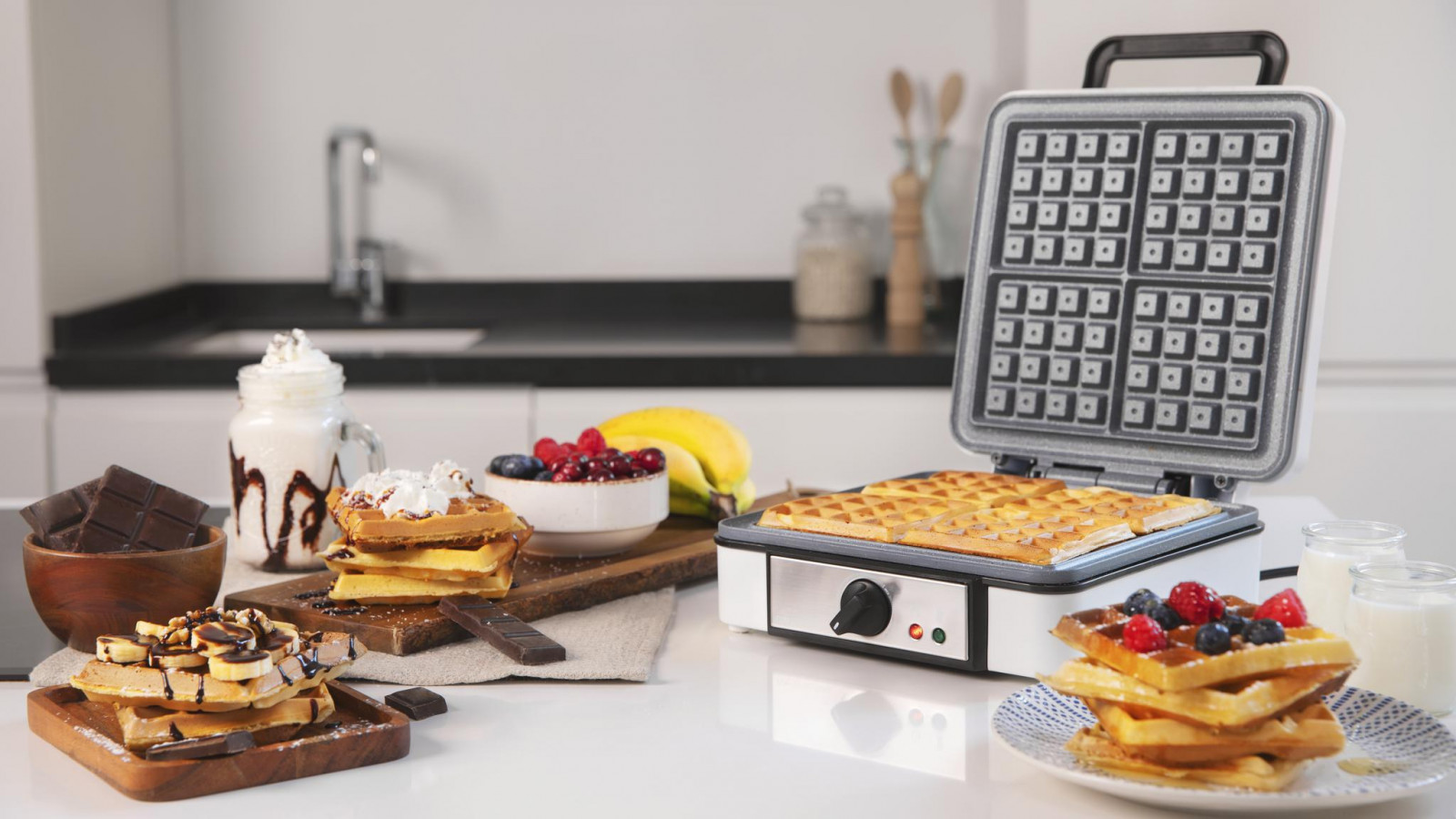 Gofrera eléctrica de acero inoxidable con diseño elegante y con 1200 W de potencia que permiten cocinar rápidamente hasta 4 esponjosos gofres a la vez.