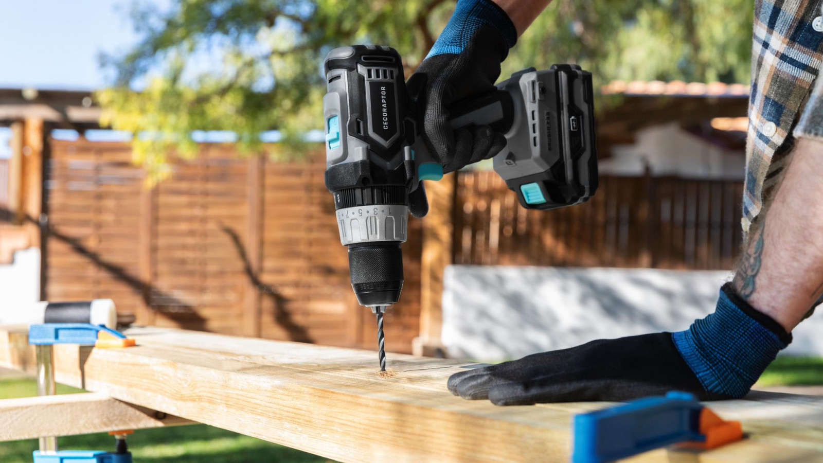 Luz de trabajo LED incorporada, ideal para facilitar su uso en zonas con poca iluminación.