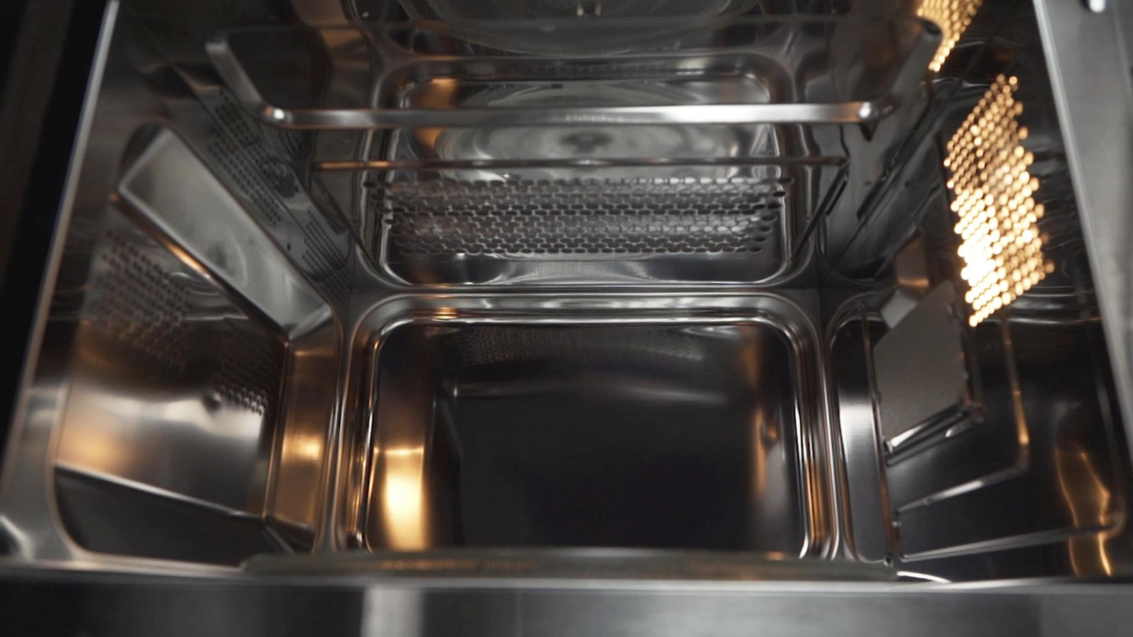 Diseño elegante en negro con marco de acero para encajar perfectamente en cualquier cocina. La puerta se abre fácilmente apretando un botón. Cuenta con bloqueo de seguridad infantil para que su utilización no sea peligrosa.