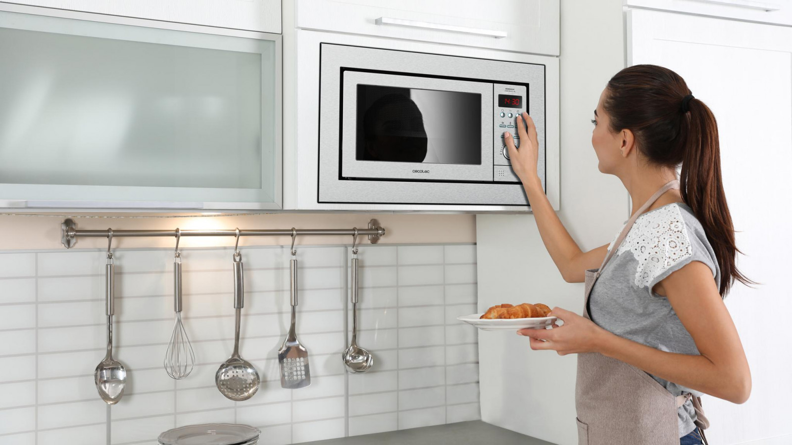 Cuenta con 10 funciones preconfiguradas para poder cocinar fácilmente algunos tipos de alimentos: calentar bebidas, verduras, palomitas, pasta, recalentar, pizza, patatas, función cena, carne de vacuno y carne de cerdo. Además incluye un modo de descongelación por peso para que los alimentos se descongelen de manera rápida y uniforme conservando su textura y frescura originales.