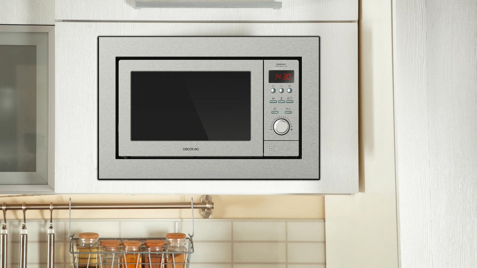 Temporizador hasta 90 minutos. El plato giratorio cuenta con un diámetro de 31,5 cm. El panel de mandos cuenta con botones y una rueda. Diseño elegante en acero para encajar perfectamente en cualquier cocina dándole un toque moderno y dinámico. La puerta se abre fácilmente apretando un botón. Cuenta con bloqueo de seguridad infantil para que su utilización no sea peligrosa.