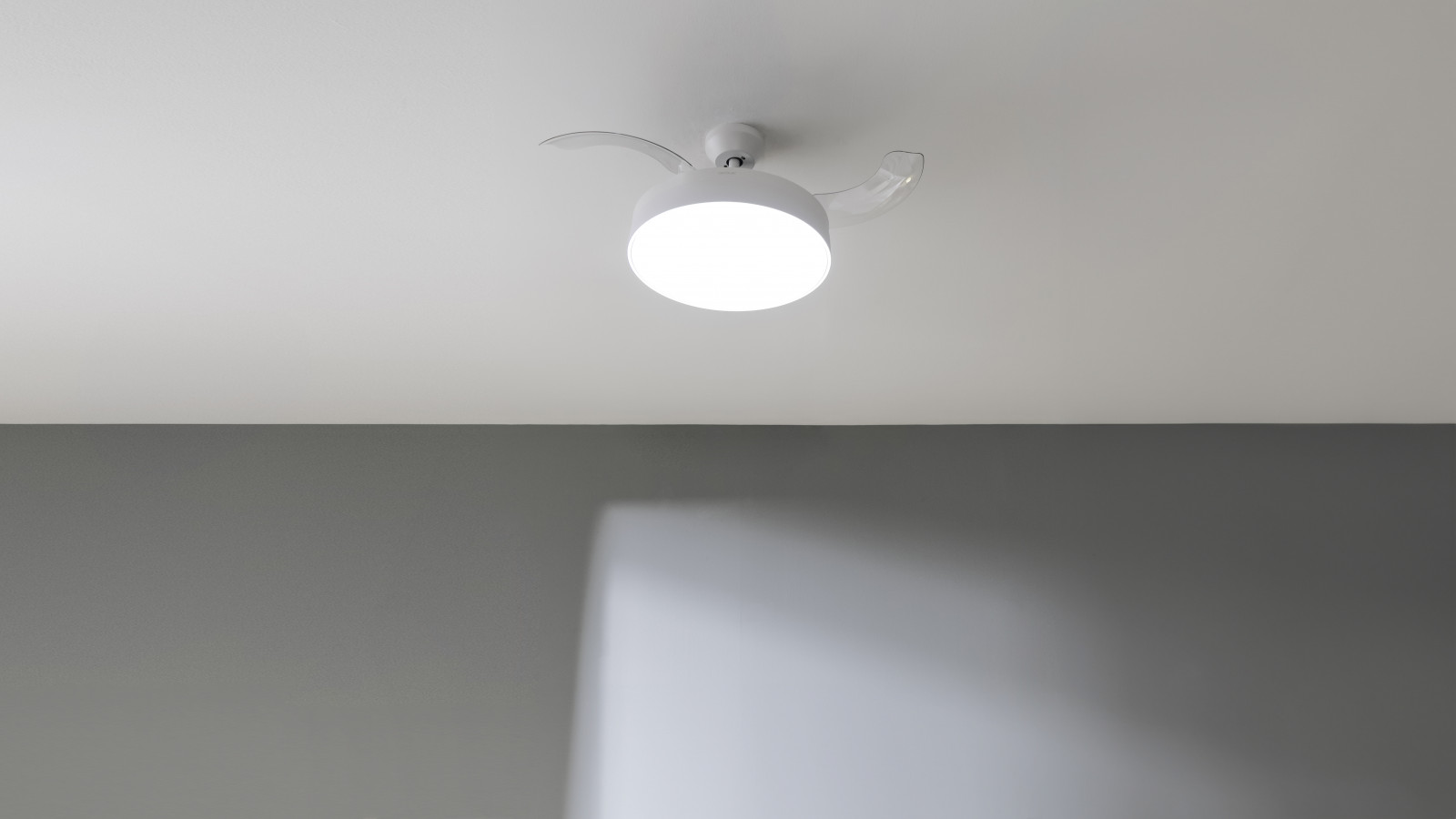 El ventilador de techo ha sido diseñado para formar un equipo mixto que garantiza una elegante iluminación sin disminuir la eficacia en la distribución del aire. Las aspas son retráctiles por lo que podrás ocultarlas cuando lo desees a diferencia de otros ventiladores. Integra una lámpara elegante y minimalista de tipo plafón que genera una gran amplitud lumínica. Podrás elegir la tonalidad entre sus 3 intensidades: cálida, neutra y fría.