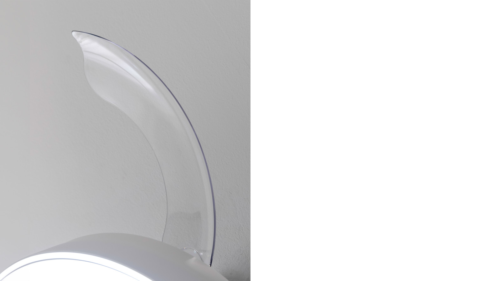 El ventilador dispone de un novedoso sistema de inversión de giro que permite utilizarlo durante todo el año. En verano podrás disfrutar de una brisa agradable y en invierno conseguirás bajar el aire caliente que se acumula en la parte superior de la estancia. El mejor aliado de tu calefacción.