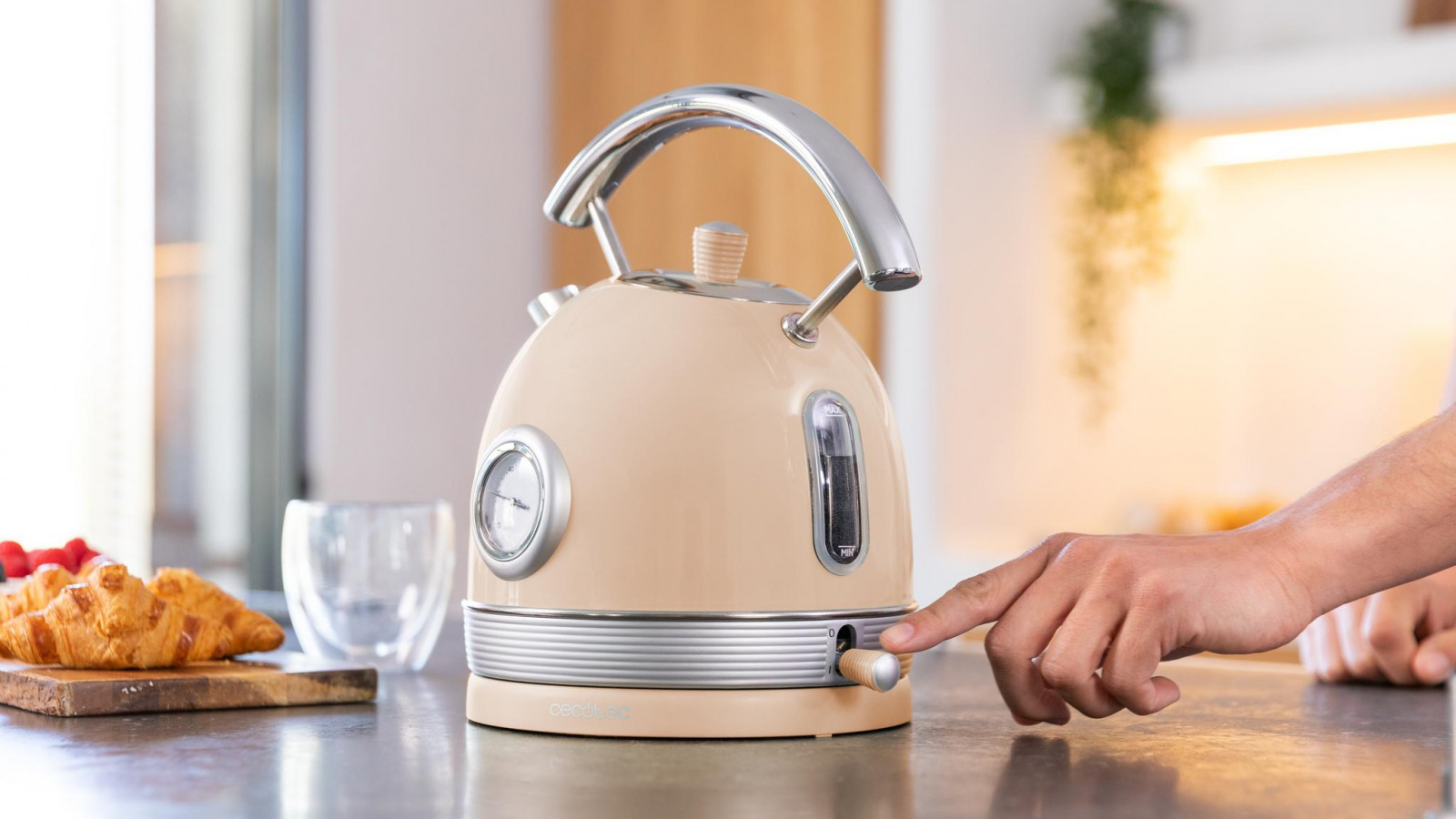 Hervidor con capacidad de 1,8 litros con el que podrás realizar hasta 8 tazas de té.