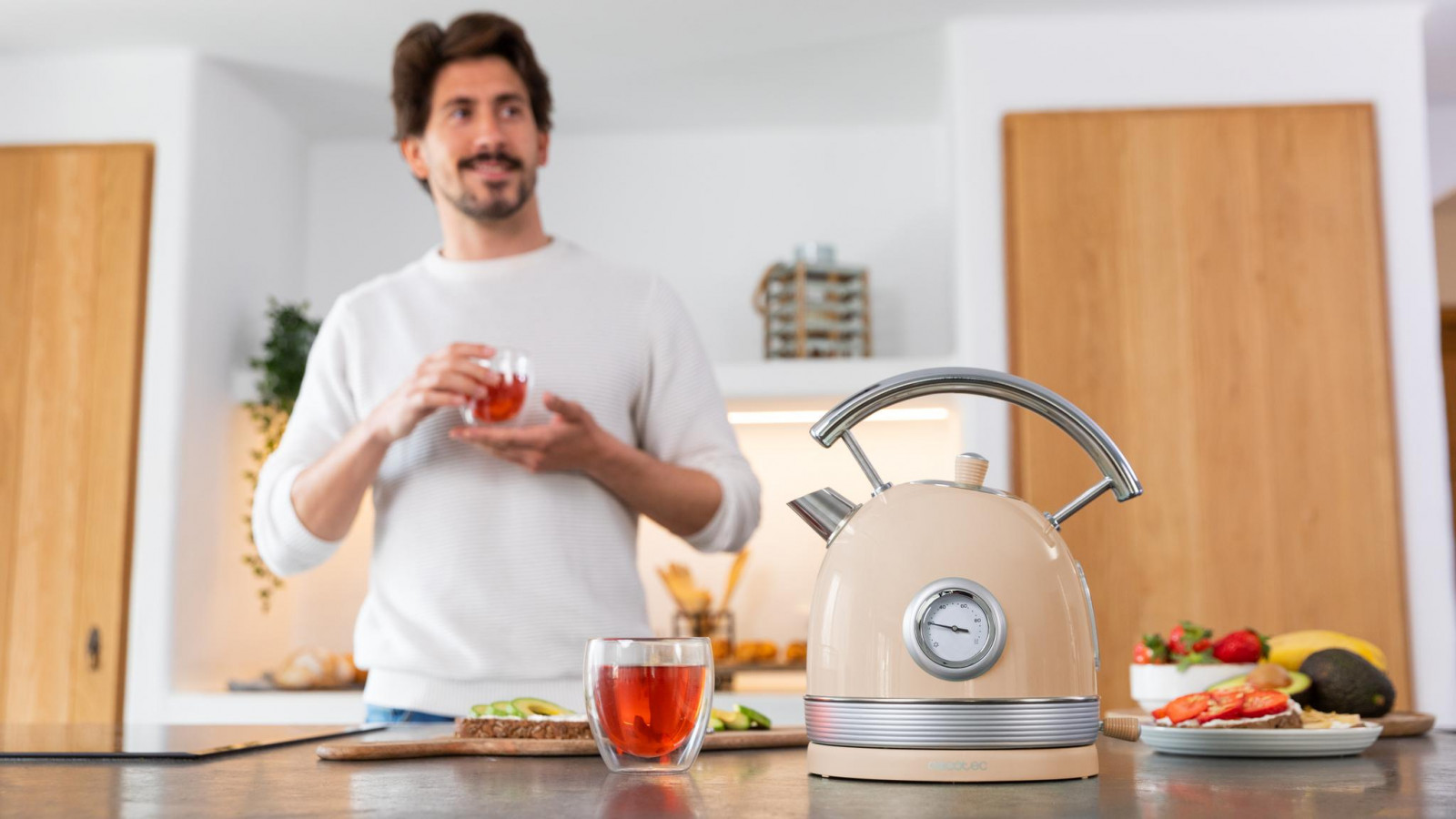 Medidor de temperatura integrado que permite ver en todo momento a qué temperatura se encuentra el agua, té o infusión.
