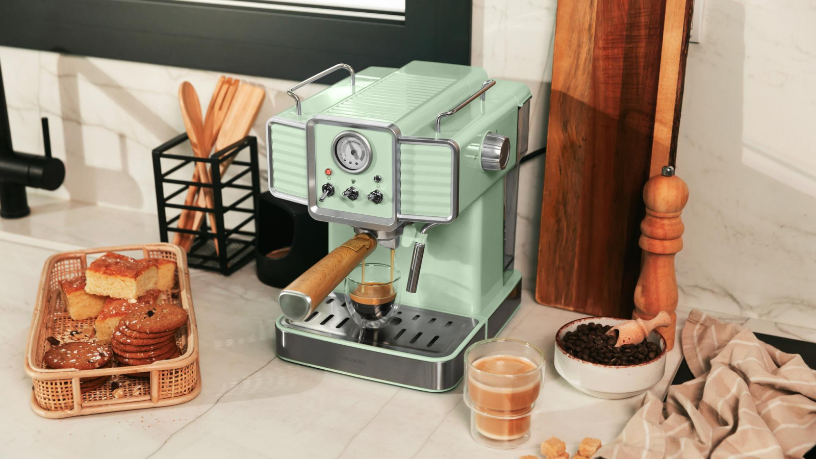Cafetera espress para café espresso y cappuccino de 1350 W con diseño vintage.