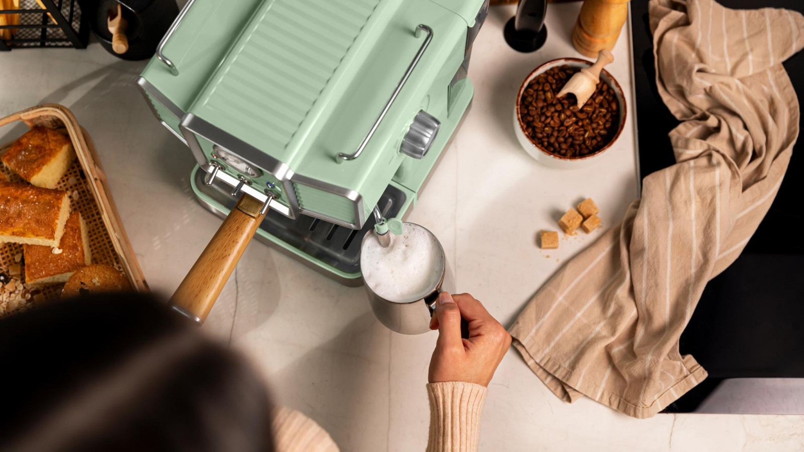 Incluye vaporizador orientable con protección para el uso, para espumar leche, emitir agua caliente para infusiones, calentar líquidos y preparar cappuccinos.