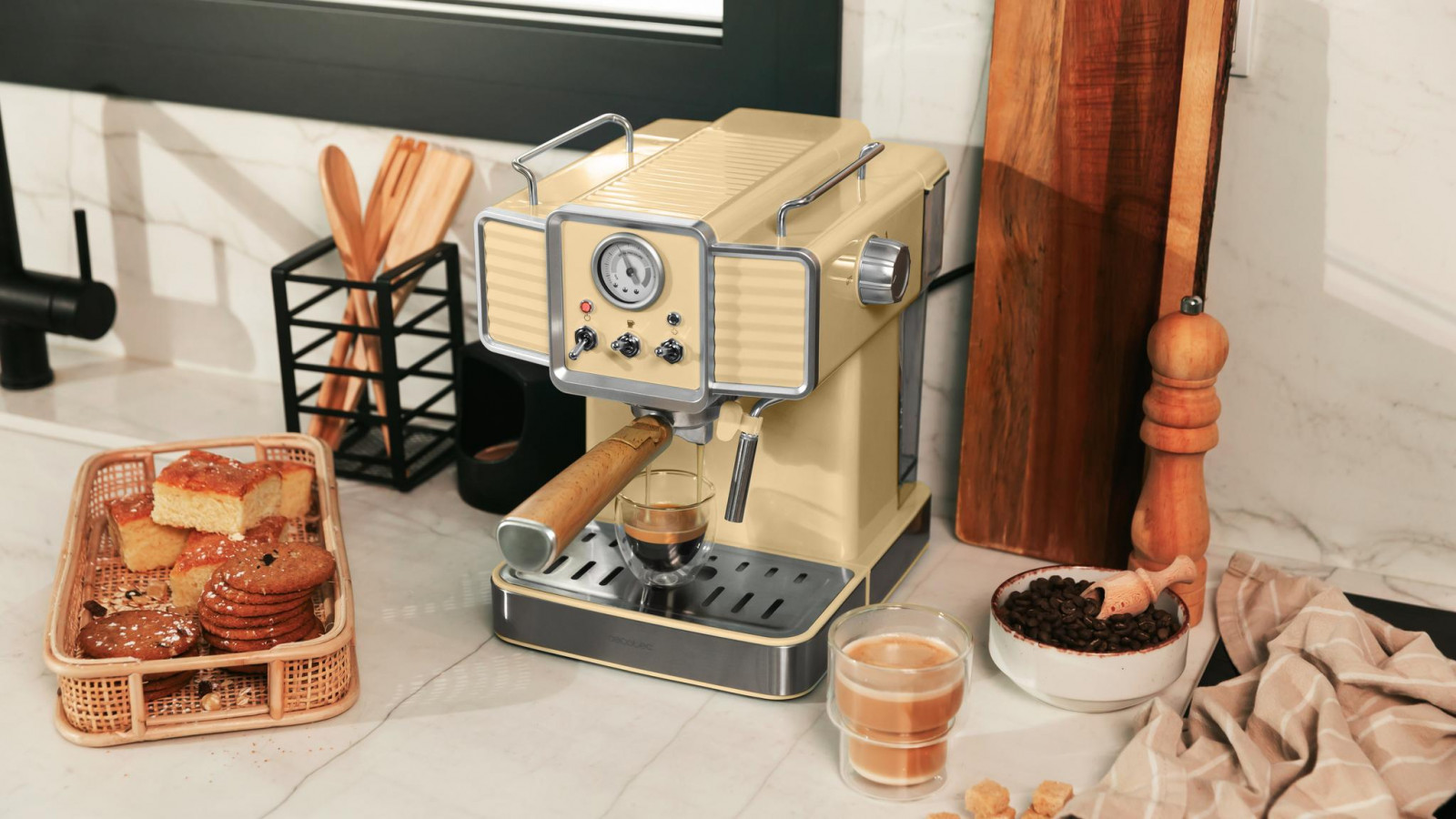 Cafetera espress para café espresso y cappuccino de 1350 W con diseño vintage. Bomba italiana de presión con tecnología ForceAroma de 20 bares que consigue la mejor crema y el máximo aroma.